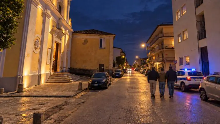 Momenti di tensione in chiesa: uomo interrompe il funerale e viene accompagnato fuori