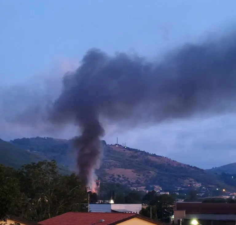 Nuove fiamme ad Airola, scatta un altro controllo Arpac: installato campionatore per le diossine