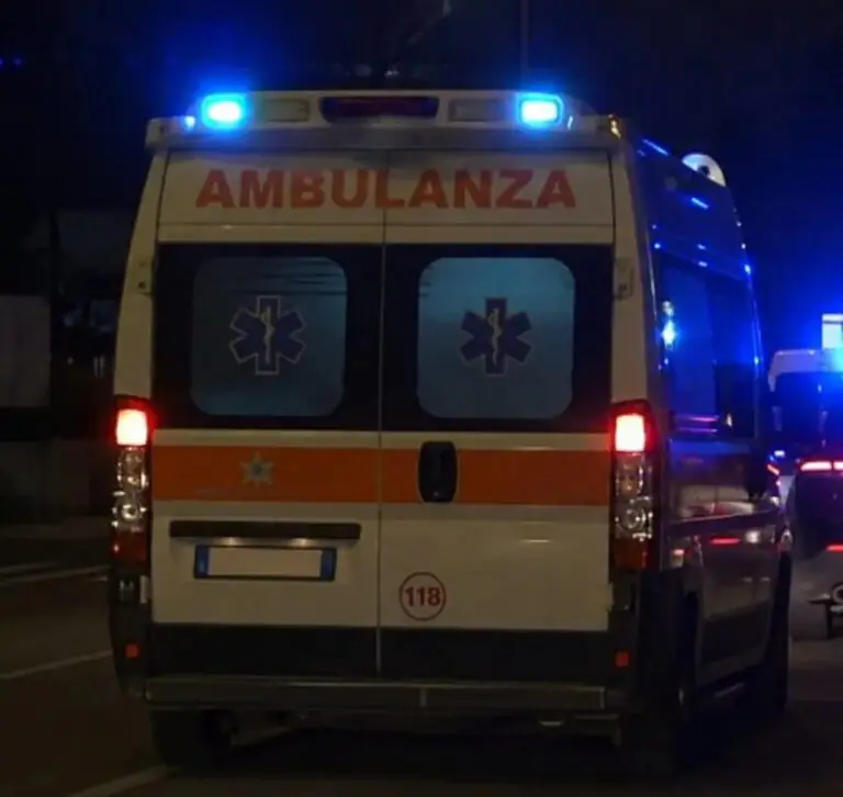 Tensione in strada: donna va in escandescenza. Arriva ambulanza
