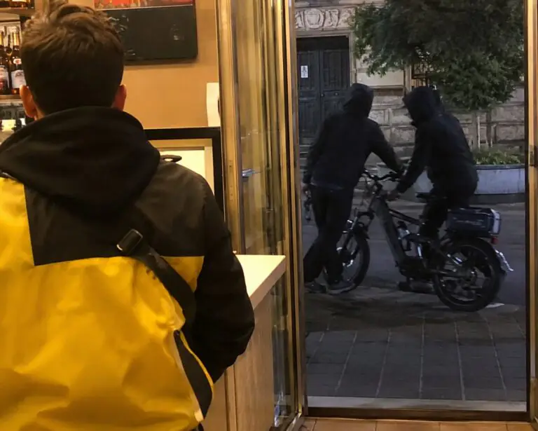 Giovane rider derubato durante un ordine: “Siete creature spregevoli che non capiscono il lavoro”