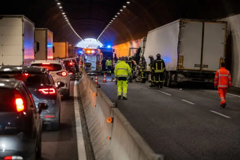Impatto choc tra tir e auto, un morto e diversi feriti. Traffico in tilt in autostrada