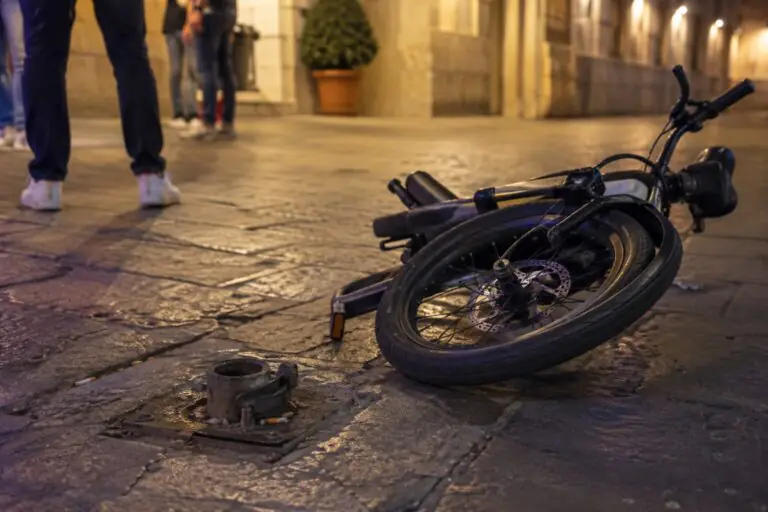 Cade dalla bici in piazza nei pressi del Municipio, ferito giovane