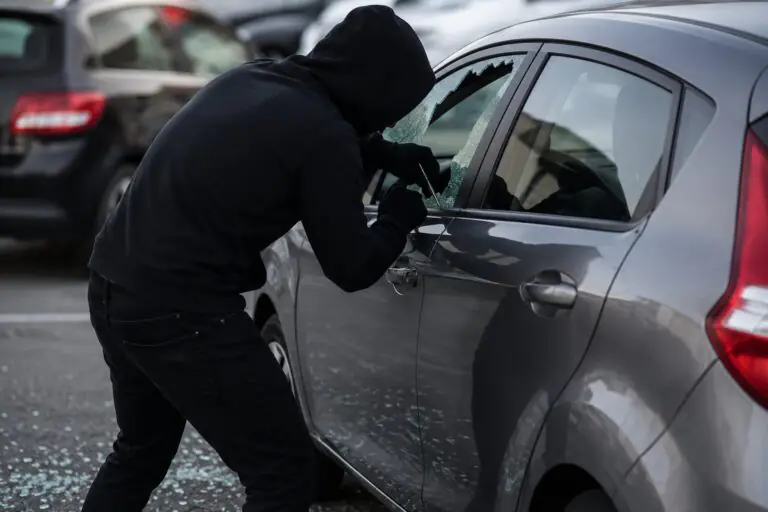 Ladri in azione in pieno giorno: va a fare la spesa al supermercato e gli assaltano l’auto