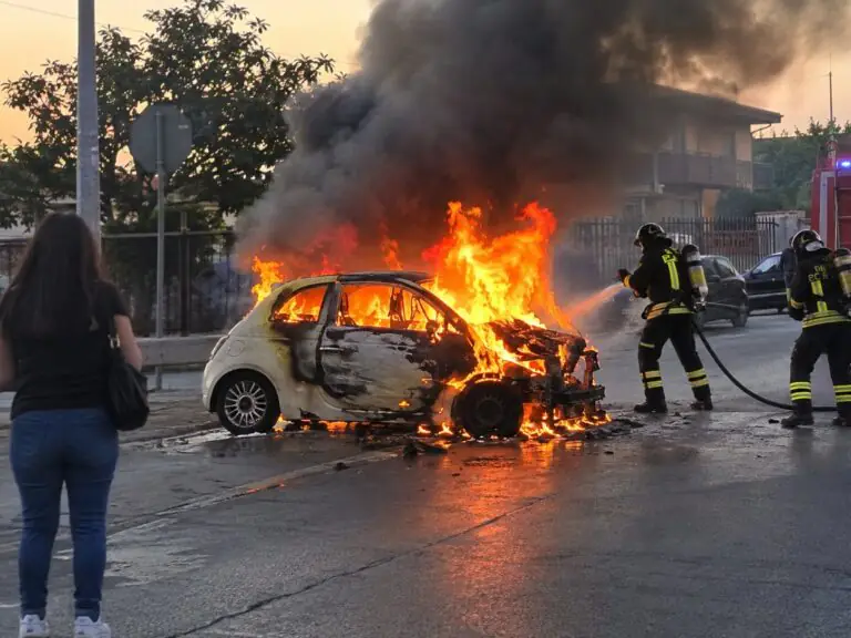 Auto in corsa prende fuoco con conducente dentro, paura in strada