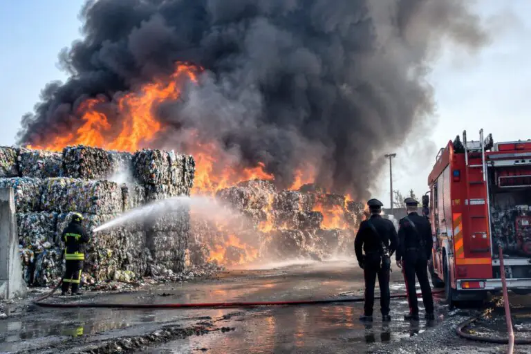 Maxi incendio nell’area di stoccaggio, a fuoco ecoballe
