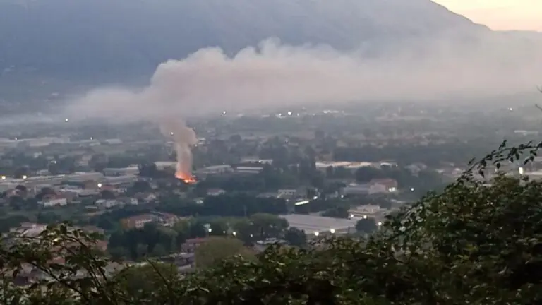 Focolai nell’area del maxi rogo: dopo 9 giorni Airola brucia ancora