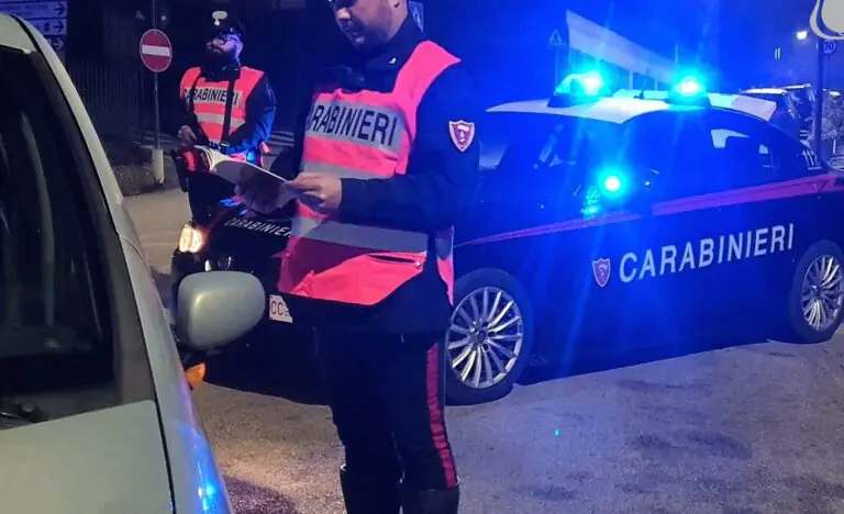 Fermato dai carabinieri mentre va in giro vestito da poliziotto