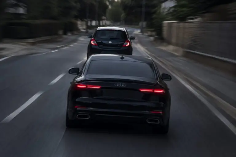 Sorprende banda dell’Audi in azione e loro lo inseguono