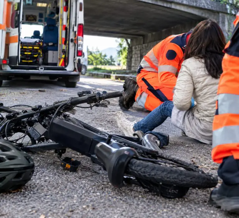 Cade da bici sotto al ponte, donna in ospedale
