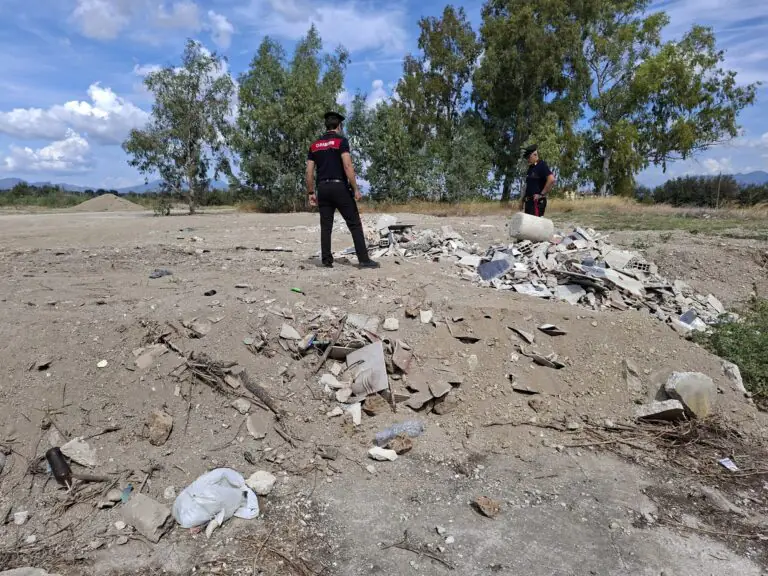 Terreno agricolo diventa area dei veleni, blitz con sequestro