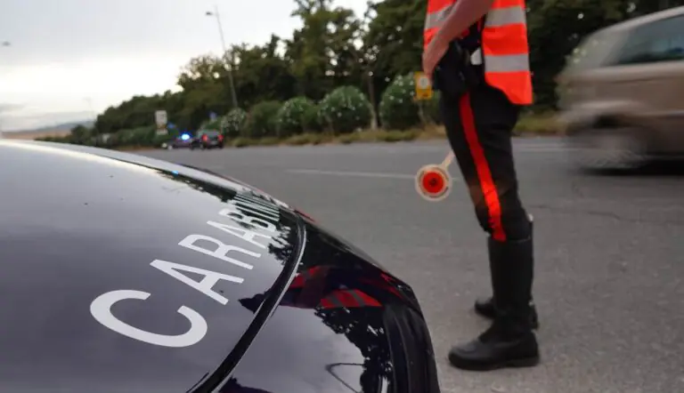 Forza alt e parte inseguimento, 2 carabinieri feriti: una fermata