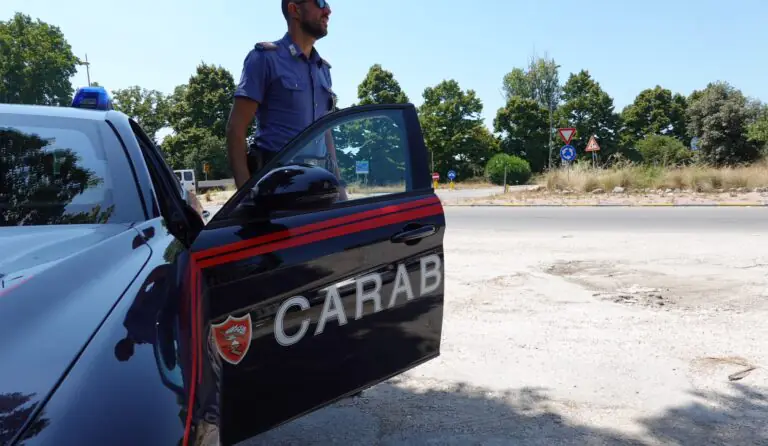 Choc al villaggio, liquido infiammabile su 2 persone: va in prigione