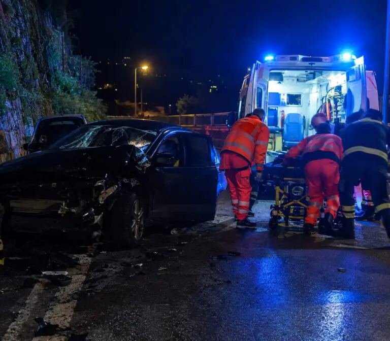 Brutto incidente nella frazione, 2 giovani in ospedale