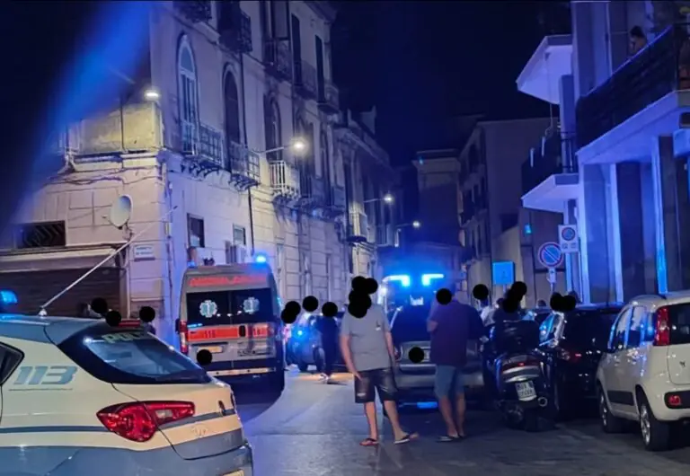 Auto si ribalta dopo impatto, giovani feriti