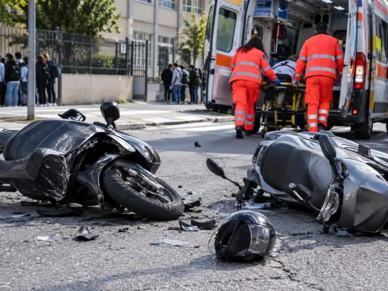 Violento scontro tra scooter nei pressi della scuola, 2 giovani in ospedale
