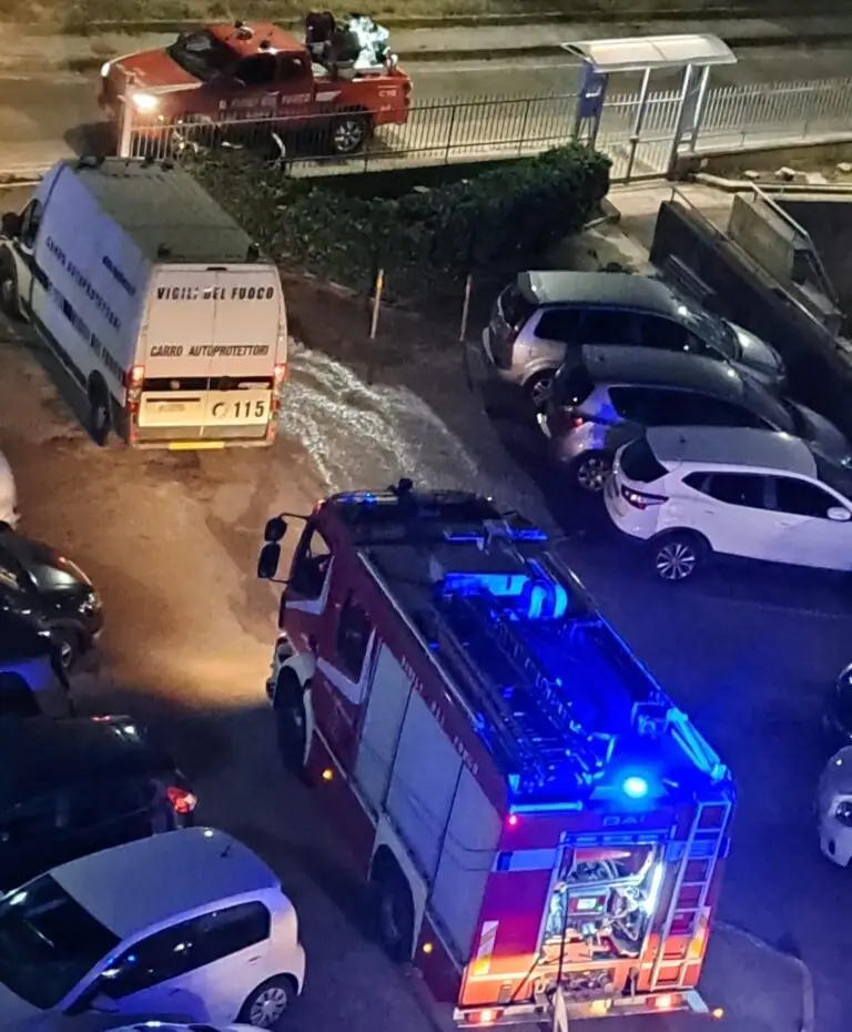 Rogo al quinto piano, ragazza fugge dall’appartamento in fumo