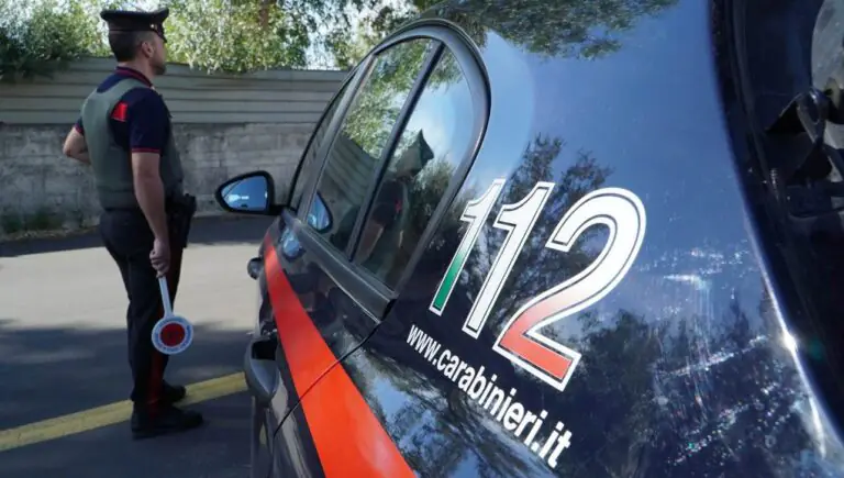 Fugge contromano con la 500 poi se la prende coi carabinieri
