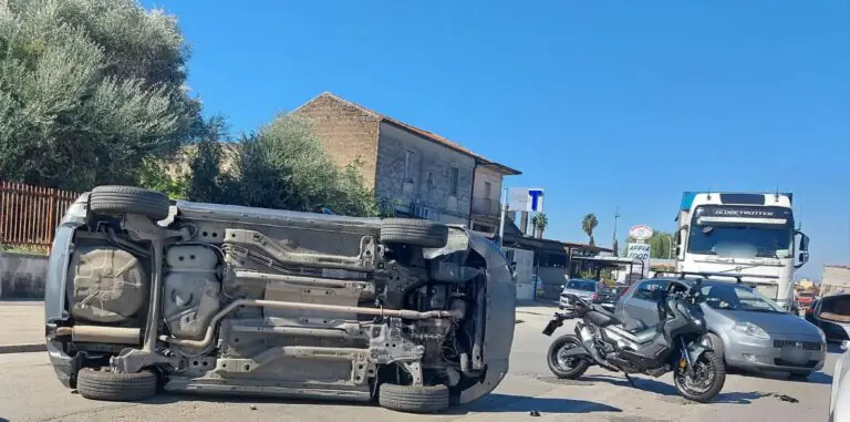 Auto si ribalta, 2 feriti dopo scontro