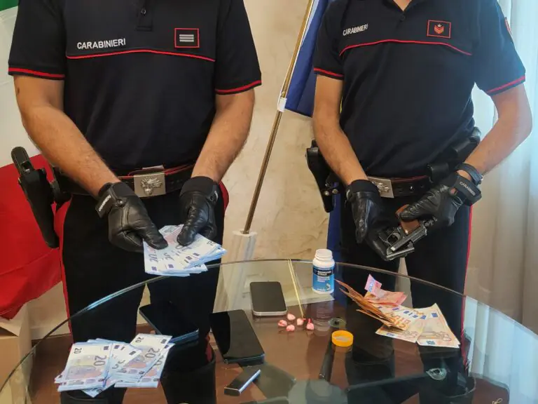 Pistola e coca nelle camere, 3 giovani arrestati dopo blitz