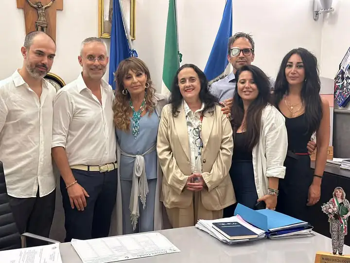 Maria Luigia Iodice insieme allo staff del nuovo reparto di oncologia