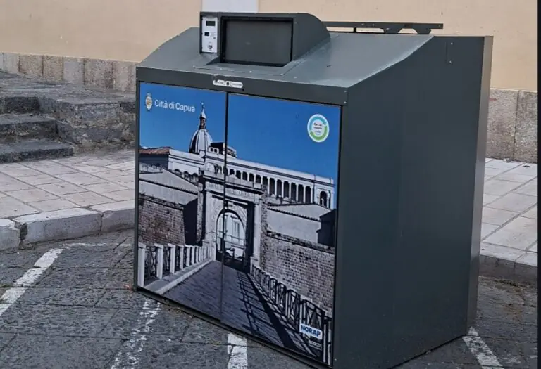 Macchinario per la raccolta abbandonato in piazza da mesi