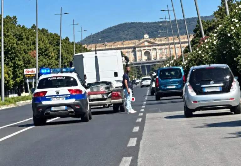 Tamponamento auto-moto, paura sul Vialone