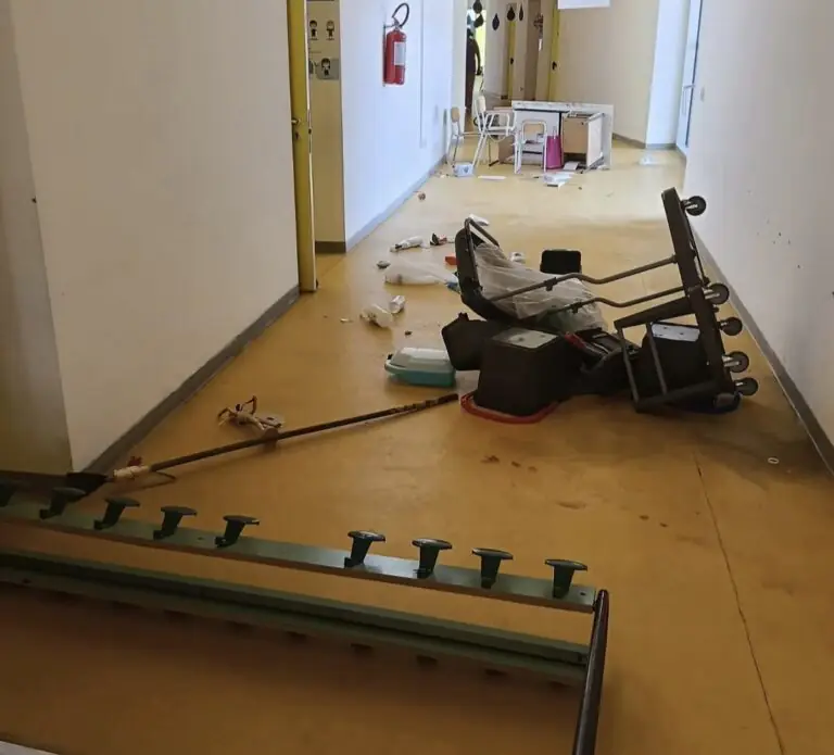 Vandali scatenati, devastati scuola e mediateca