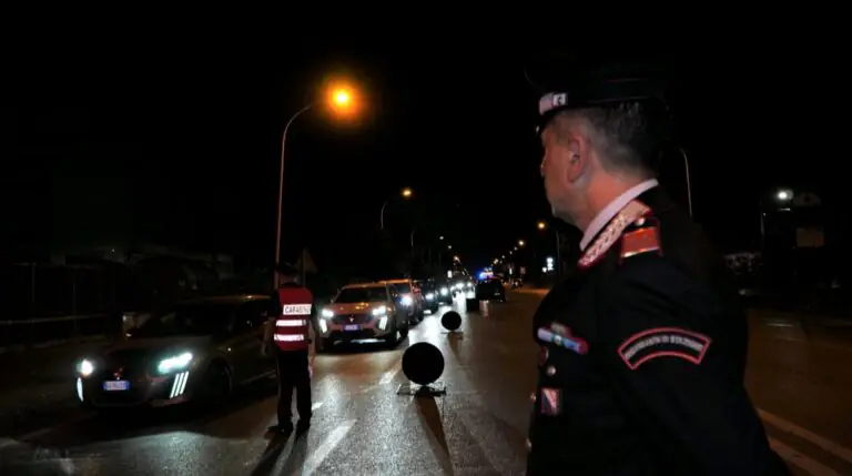 Guidano col telefono in mano, 12 patenti ritirate