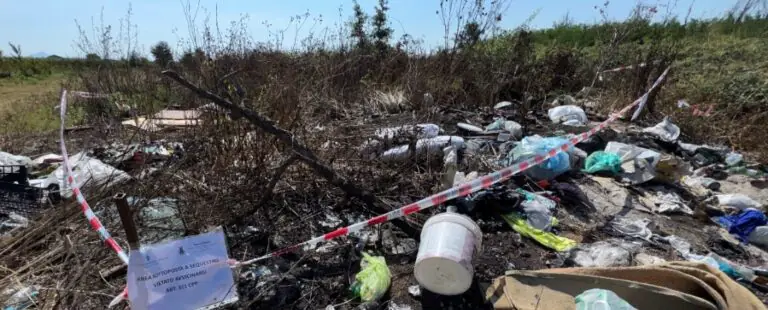 Rifiuti abbandonati nei terreni, scatta sequestro