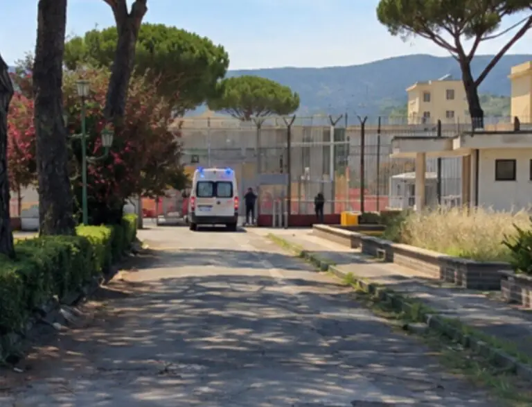 Choc in carcere, detenuto si dà fuoco in cella