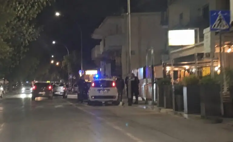 Travolge due ragazzini davanti al bar e scappa, minorenne trovata dai carabinieri