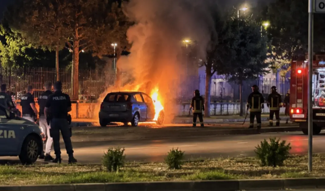 Auto in fiamme in viale Olimpico ad Aversa