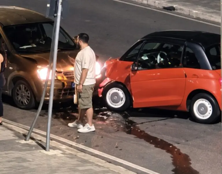 Minicar cambia corsia e si schianta contro auto