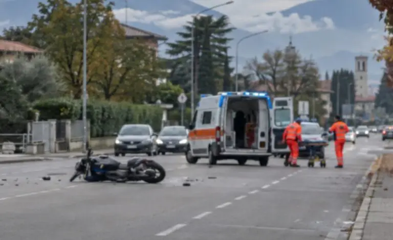 Auto contro moto, centauro sbalzato