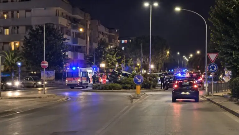 Si schianta di notte contro rotatoria, 2 feriti
