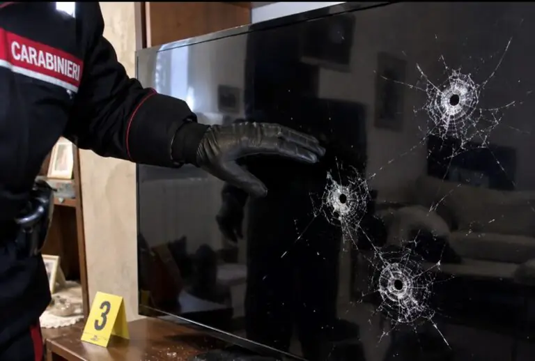 Spara in casa mentre moglie scappa e centra tv: verdetto a sorpresa