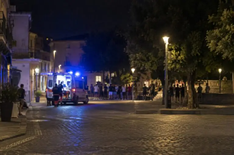 Violenza in centro, giovane tramortito da un colpo alla testa