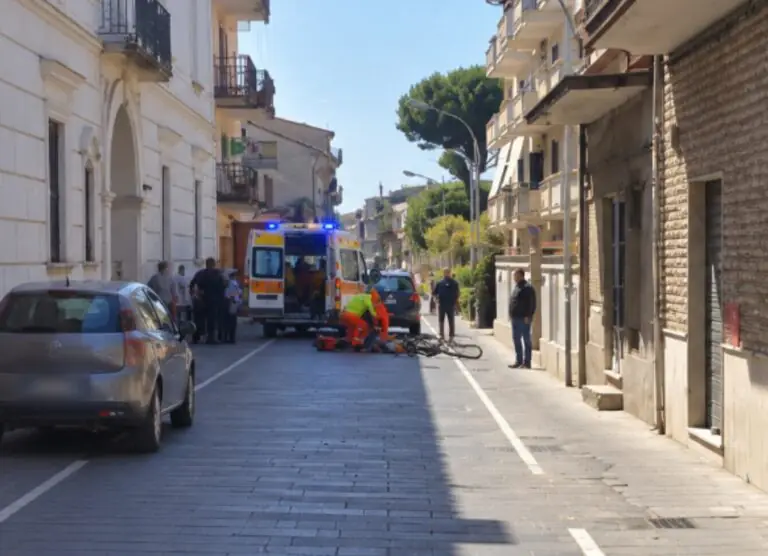Ciclista centrato da auto in centro, corsa in ospedale