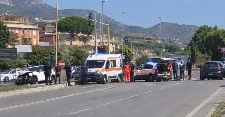Schianto tra ambulanza, auto medica e vettura: 7 feriti