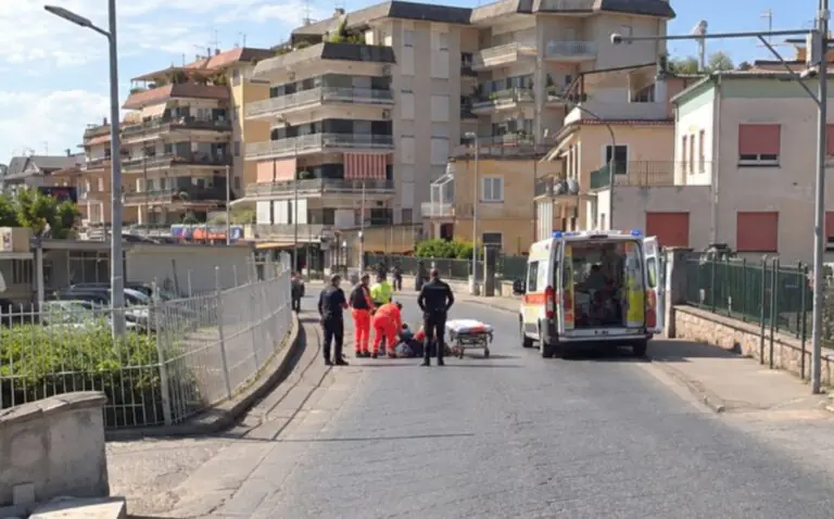 Investita mentre attraversa davanti alla clinica, finisce al pronto soccorso