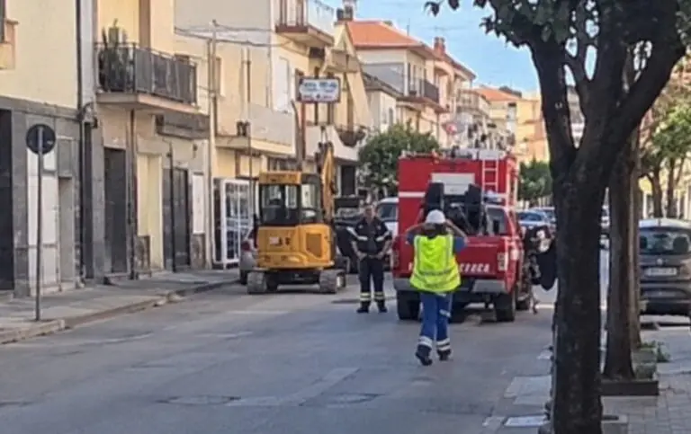 Scavi rompono condotta del gas, paura sul corso