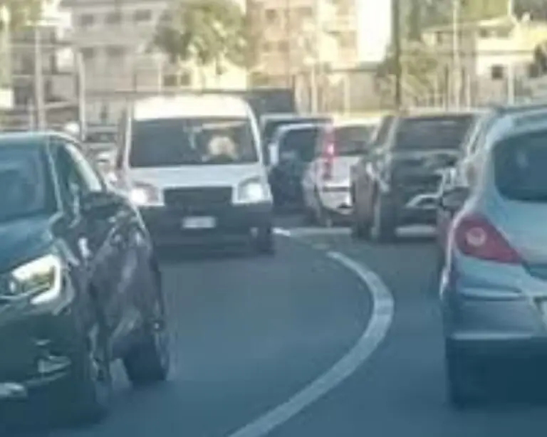 Città schiava del traffico: “Piano viabilità saltato tra cantieri e scelte sbagliate”