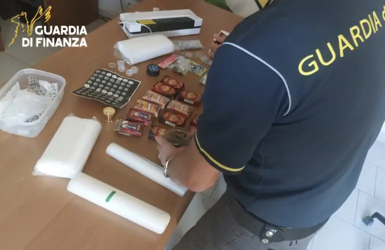 Requisito carico di 2 chili di droga: arresti dopo perquisizioni