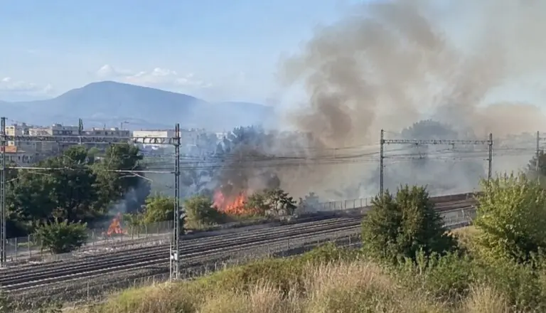 Rogo sui binari, treni in tilt: inferno per i viaggiatori