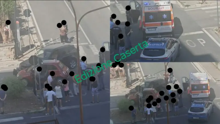 Violento scontro tra auto all’incrocio, arriva ambulanza