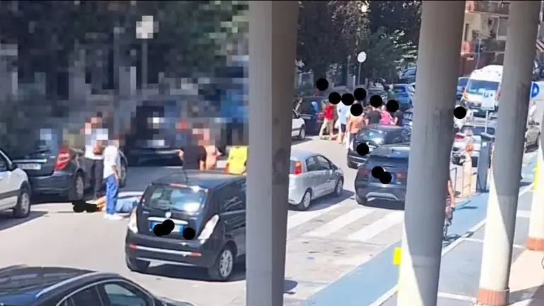 Uomo trovato a terra lungo la strada, ambulanza sul posto