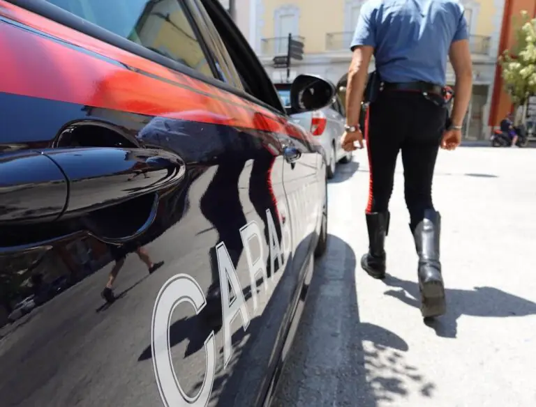 Si finge carabiniere per truffare anziana, la vicina lo mette in fuga con una mossa