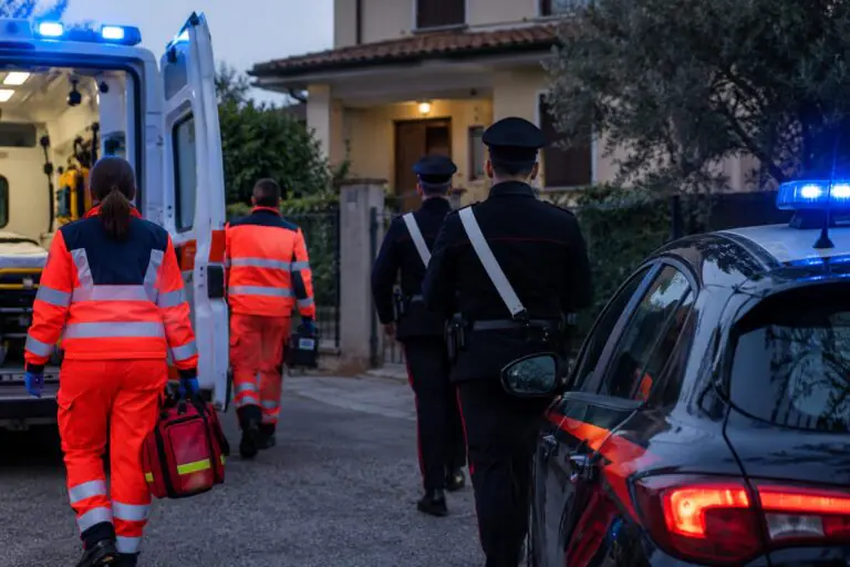 Ragazzo 23enne trovato senza vita in casa, città sotto choc