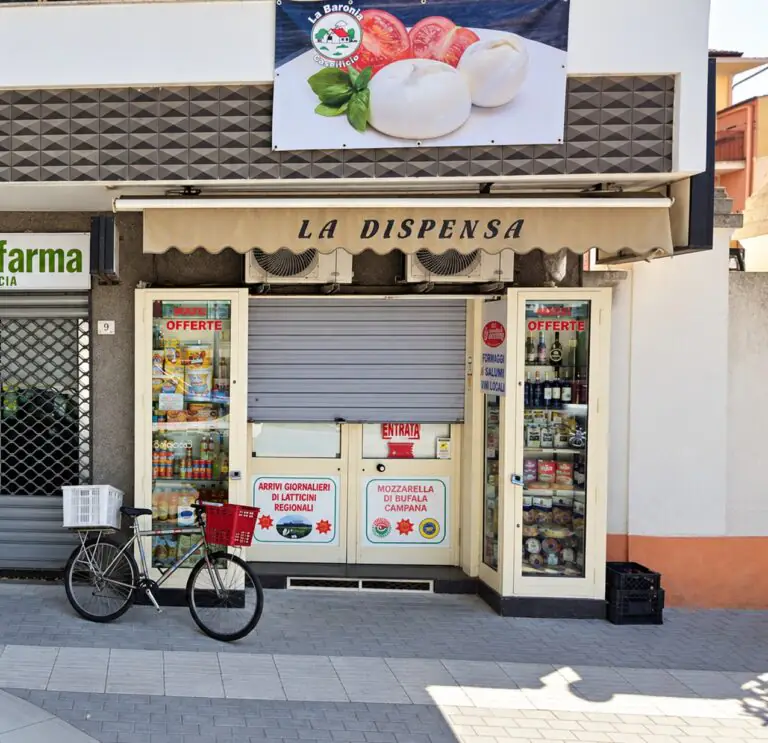 Dopo 78 anni chiude La Dispensa, addio alla storica salumeria di Piazza Matteotti