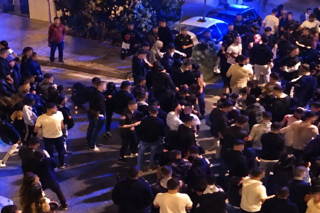 Furia nella movida, kickboxer massacra di botte barista molto conosciuto: avventori sotto choc